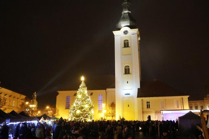 vánoční strom Dobřany 2025